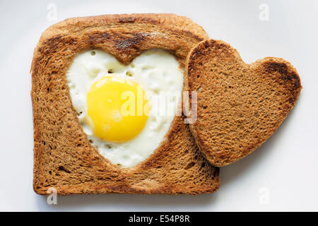 gebratenen Toast mit Ei im Inneren in Form oh Herz Stockfoto