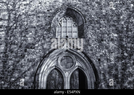 Detail der Fassade der St.-Marien Kirche (Marienkirche) am Alexanderplatz. Schwarz und weiß. Stilisierte Film. Große Körner. Stockfoto