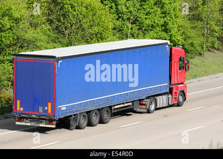 Eine unmarkierte Sattelschlepper Reisen entlang der Autobahn M20 in Kent, England Stockfoto