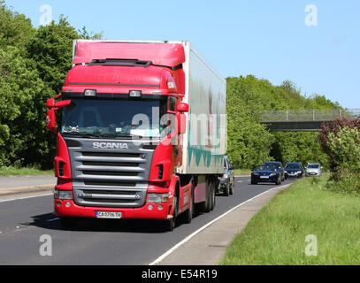 Ein ausländischer Scania LKW Reisen entlang der A28 einspurigen Straße in der Nähe von Ashford in Kent, England Stockfoto