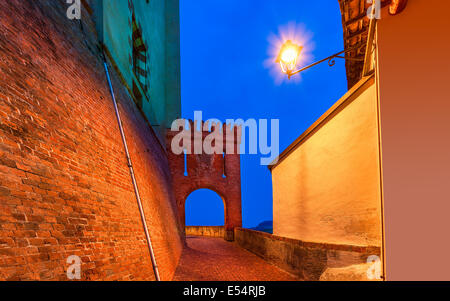 Alte Mauer und mittelalterlichen Bogen am Morgen in der Stadt von Barolo, Italien. Stockfoto