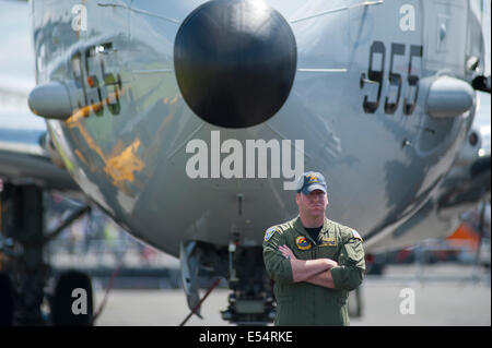 USAF-Crew-Mitglied steht Wache vor Boeing P8 Poseidon Flugzeug, Farnborough International Airshow 2014 Stockfoto