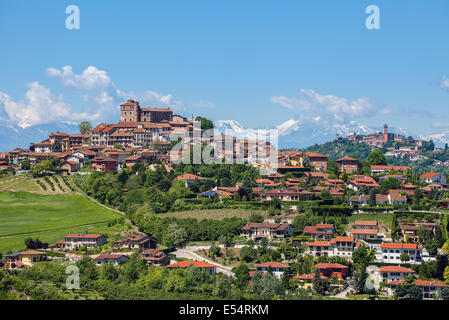 Kleine Stadt Roddi auf grünen Hügeln des Piemont, Norditalien. Stockfoto