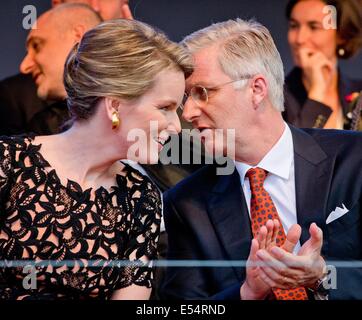 Brüssel, Belgien. 20. Juli 2014. Philippe König und Königin Mathilde von Belgien besuchen den nationalen Ball an die Marollen in Brüssel, Belgien, 20. Juli 2014. Der Ball wird am Tag vor dem Nationalfeiertag organisiert. Foto: Dpa/Patrick van Katwijk/Alamy Live News Stockfoto