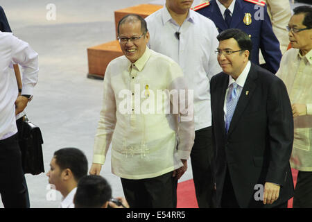 Bulacan, Philippinen. 21. Juli 2014. Bulacan, Philippinen - philippinische Präsident Benigno Aquino III (L) beendet mit Inglesia ni Cristo Executive Minsister Eduardo Manalo nach der Einweihung am 21. Juli 2014. Präsident Benigno Aquino III (L) auf Jul7, 213, 2014. Die Einweihung des Mehrzweck-Komplex wurde angeführt von Inglesia Ni Cristo Executive Minister Bruder Eduardo V. Manalo und Präsident Benigno Aquino III. Bildnachweis: ZUMA Press, Inc./Alamy Live-Nachrichten Stockfoto