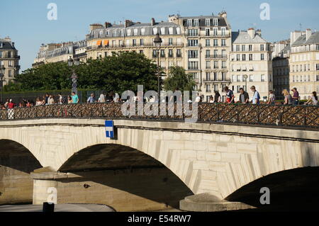 Liebesschlösser glänzend wie Gold auf der Brücke Pont des Arts Paris über Fluss Seine Stockfoto