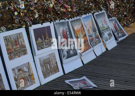 Paris Street-Artist, Verkauf von Kunstwerken am Pont des Arts mit einem Hintergrund von Liebe Schlösser befestigt Stockfoto