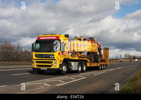 Readypower Tieflader ziehen einen Readypower Bagger entlang der Schnellstraße A46 in Leicestershire, England Stockfoto
