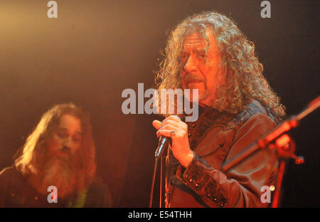 Ostrava, Tschechische Republik. 19. Juli 2014. Robert Plant und die sensationellen Platz-Schalter führen beim Musikfestival Colours of Ostrava in Ostrava, Tschechische Republik, 19. Juli 2014. © Jaroslav Ozana/CTK Foto/Alamy Live-Nachrichten Stockfoto