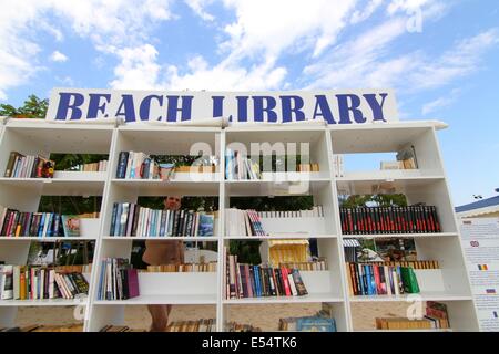 Varna, BGR. 20. Juli 2014. Menschen suchen und lesen Sie Bücher in den ersten jemals frei Strandbibliothek in Bulgarien am Schwarzen Meer Resort von Albena, Sonntag, 20. Juli 2014 eröffnet. In Albena eröffnet die erste Beach-Bibliothek in der Europäischen Union und der dritte weltweit und in den Regalen sind angeordnet über 2500 Bände in mehr als 10 Sprachen. Die Bibliothek ist völlig kostenlos. Die Titel sind sorgfältig ausgewählt, für jeden Geschmack - Weltklassiker, Krimis, Mysterien, romantische Lesungen, Memoiren. Die Touristen nehmen ein Buch kostenlos ohne einen Bibliotheksausweis. Wenn sie das Buch nicht gelesen haben, die sie getroffen haben, Stockfoto