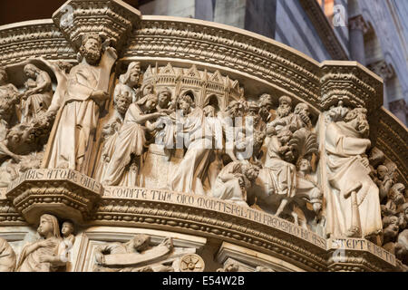 Detail der Kanzel (Skulptur von Giovanni Pisano) innerhalb der Duomo, Pisa, Toskana, Italien, Europa Stockfoto