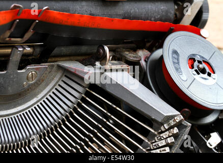 Detail der Spule der rot-schwarzen Band einer Schreibmaschine 2 Stockfoto