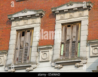 Balkone und hölzernen Befestigungen komplett ruiniert und zerstört von einer alten europäischen villa Stockfoto