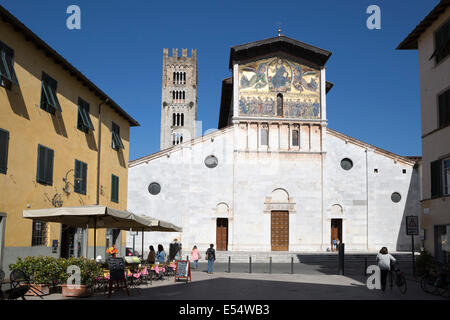 Dreizehntjahrhundert Mosaik von The Ascension auf Fassade von San Frediano in Piazza San Frediano in Lucca, Toskana, Italien, Europa Stockfoto