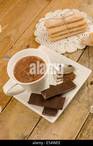 Heiße Schokolade und frischen Ladyfinger Kekse mit dunk. Stockfoto