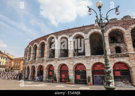 Arena von Verona, berühmten römischen Amphitheater am Piazza Bra in Verona, Italien, mit Gruppen von Touristen und die umliegenden Gebäude. Stockfoto