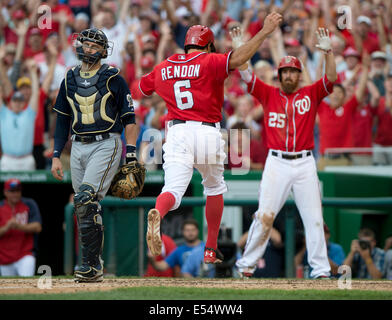 Washington DC, USA. 20. Juli 2014. Links. 20. Juli 2014. Washington Nationals dritte Baseman Anthony Rendon (6) ist von erster Basisspieler Adam LaRoche (25) gratulierte, wie er das Spiel-Winning run auf Recht Fielder Jayson Werth (28) doppelt im neunten Inning gegen die Milwaukee Brewers auf Nationals Park in Washington, DC am Sonntag, 20. Juli 2014 punktet. Brauer-Catcher Jonathan Lucroy (20) geht weg auf der linken Seite. Die Staatsangehörigen gewann das Spiel 5: 4. Bildnachweis: Ron Sachs/CNP/Dpa/Alamy Live News Bildnachweis: Dpa picture-Alliance/Alamy Live News Stockfoto