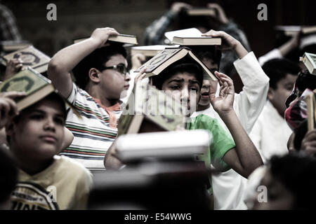 Sanabis, Bahrain. 20. Juli 2014. Bahrain, Sanabis - in Vorbereitung auf die Laylat al-Qadr während des Heiligen Monats Ramadan als das Heilige Buch Koran Prophet Mohammed vom Erzengel Gabriel offenbart wurde. Imam Ali ist der erste schiitischen Imam und vierte Khalif Propheten Mohammed, seinem Cousin und Schwiegervater erfolgreich zu sein. am 20. Juli 2014 (Foto: Ahmed AlFardan/NurPhoto) © Ahmed Alfardan/NurPhoto/ZUMA Draht/Alamy Live-Nachrichten Stockfoto