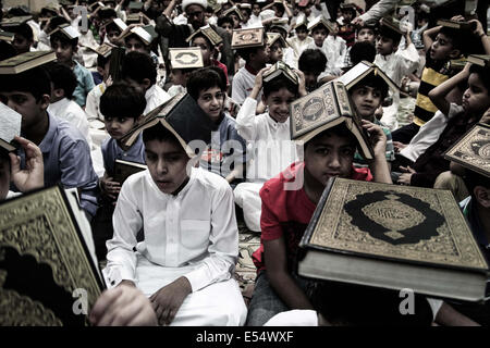 Sanabis, Bahrain. 20. Juli 2014. Bahrain, Sanabis - in Vorbereitung auf die Laylat al-Qadr während des Heiligen Monats Ramadan als das Heilige Buch Koran Prophet Mohammed vom Erzengel Gabriel offenbart wurde. Imam Ali ist der erste schiitischen Imam und vierte Khalif Propheten Mohammed, seinem Cousin und Schwiegervater erfolgreich zu sein. am 20. Juli 2014 (Foto: Ahmed AlFardan/NurPhoto) © Ahmed Alfardan/NurPhoto/ZUMA Draht/Alamy Live-Nachrichten Stockfoto