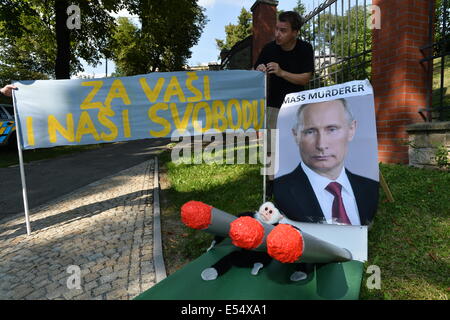 Mehrere Dutzende von Menschen kamen vor der russischen Botschaft in Prag, Tschechische Republik, am Sonntag, 20. Juli 2014, um auf Russlands Rolle bei dem Absturz einer malaysischen Ebene im Osten der Ukraine, deren Abschuss zeigen sie die Schuld auf Russland.  Die Teilnehmer im Prager Meeting installiert einen Kunststoff mobile Raketenwerfer mit einem Foto des russischen Präsidenten Vladimir Putin mit der Überschrift "Massenmörder." (CTK Foto/Katerina Sulova) Stockfoto