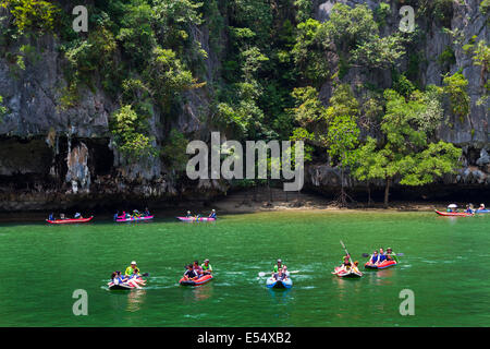 Tourist in Menge Höhle Rudern. Phang Nga Bucht. Provinz Phang Nga. Andamanensee, Thailand, Asien. Stockfoto