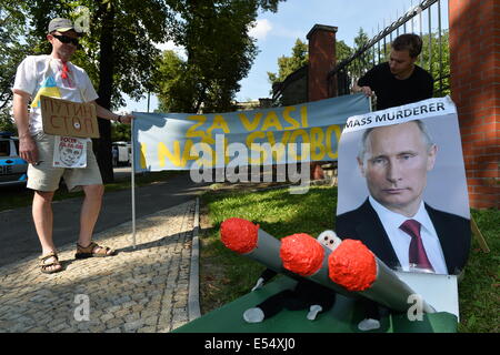 Mehrere Dutzende von Menschen kamen vor der russischen Botschaft in Prag, Tschechische Republik, am Sonntag, 20. Juli 2014, um auf Russlands Rolle bei dem Absturz einer malaysischen Ebene im Osten der Ukraine, deren Abschuss zeigen sie die Schuld auf Russland. Die Teilnehmer im Prager Meeting installiert einen Kunststoff mobile Raketenwerfer mit einem Foto des russischen Präsidenten Vladimir Putin mit der Überschrift "Massenmörder." (CTK Foto/Katerina Sulova) Stockfoto