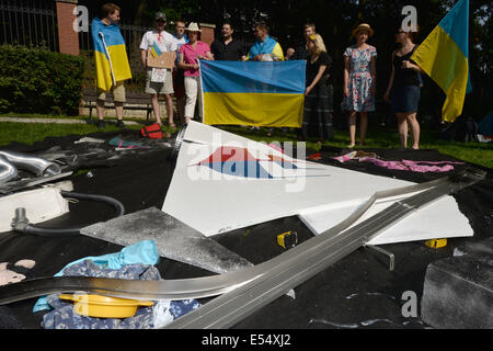 Mehrere Dutzende von Menschen kamen vor der russischen Botschaft in Prag, Tschechische Republik, am Sonntag, 20. Juli 2014, um auf Russlands Rolle bei dem Absturz einer malaysischen Ebene im Osten der Ukraine, deren Abschuss zeigen sie die Schuld auf Russland. (CTK Foto/Katerina Sulova) Stockfoto