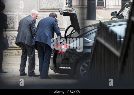 Whitehall, London, UK. 21. Juli 2014. Französischer Botschafter in das Vereinigte Königreich, Bernard Emie, kommt an das Auswärtige Amt in London. Im grauen Anzug und weißes Haar abgebildet: BERNARD EMIE. Bildnachweis: Lee Thomas/Alamy Live-Nachrichten Stockfoto