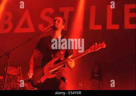 Ostrava, Tschechische Republik. 19. Juli 2014. Bassist der britischen Band Bastille Will Farquarson führen beim Musikfestival Colours of Ostrava in Ostrava, Tschechische Republik, 19. Juli 2014. Bildnachweis: Jaroslav Ozana/CTK Foto/Alamy Live-Nachrichten Stockfoto