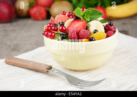 Leckeren Obstsalat in der Schale auf dem Holztisch Stockfoto