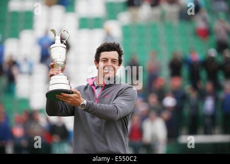 Hoylake, UK. 20. Juli 2014. Rory McIlroy (NIR) Golf: Rory McIlroy Nordirlands feiert, als er den Claret Jug hält, nach dem Gewinn der 143. British Open Championship am Royal Liverpool Golf Club in Hoylake, England. Bildnachweis: Koji Aoki/AFLO SPORT/Alamy Live-Nachrichten Stockfoto