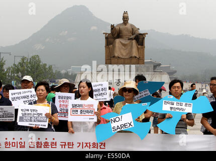 Seoul, Südkorea. 21. Juli 2014. Demonstranten halten Plakate während einer Kundgebung gegen die gemeinsame Marineübung "Suche und Rettung ausüben" in Seoul, Südkorea, 21. Juli 2014. Südkorea, den USA und Japan wird eine gemeinsame Marineübung, Suche und Rettung ausüben oder SAREX, vom 21. Juli bis 22. Juli in internationalen Gewässern südlich von Südkoreas südlichen Resort Insel Jeju genannt halten. Bildnachweis: Park Jin-Hee/Xinhua/Alamy Live-Nachrichten Stockfoto