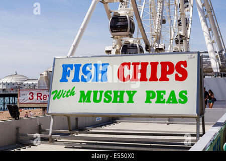 Fisch, Chips und Erbsenpüree unterzeichnen, Brighton, East Sussex, England, UK Stockfoto