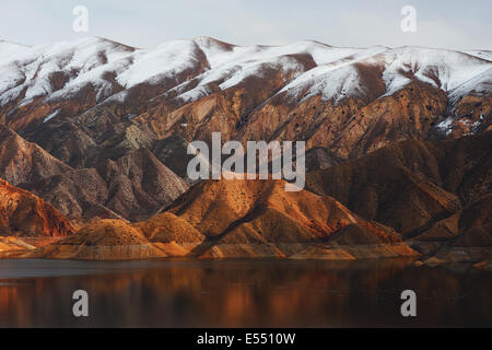 Zovashen Wasser-Reservoir in Armenien, Early Spring, Badlands Stockfoto