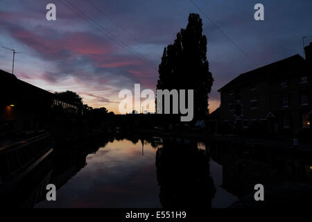 Sonnenuntergang über den Kanal in Stoke Bruerne, Northamptoshire Stockfoto