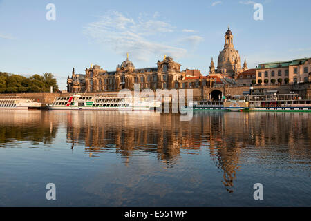 Fluss Elbe mit Brühl Terrasse, Akademie der bildenden Künste, Frauenkirche und Ausflug Schiffe in Dresden, Sachsen, Deutschland, Europa Stockfoto
