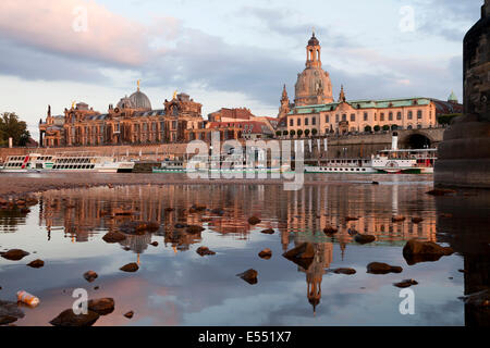 Fluss Elbe mit Brühl Terrasse, Akademie der bildenden Künste, Frauenkirche und Ausflug Schiffe in Dresden, Sachsen, Deutschland, Europa Stockfoto