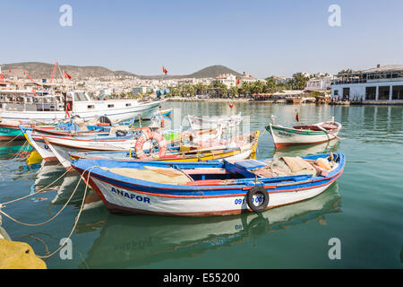 Bunten Fischen und Ruderboote vertäut im Hafen von Kusadasi an der türkischen Ägäis Küste im Sommer Stockfoto