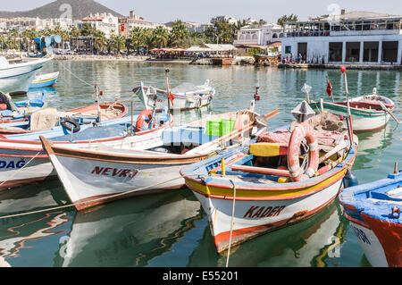 Bunten Fischen und Ruderboote vertäut im Hafen von Kusadasi an der türkischen Ägäis Küste im Sommer Stockfoto