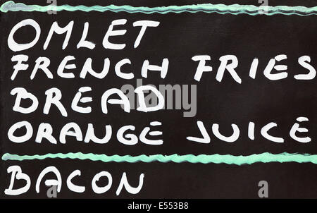 Straßencafé Frühstückskarte mit Kreide auf eine Tafel geschrieben Stockfoto