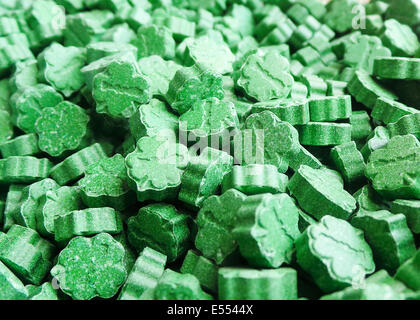 Neu gepresst Ecstasy-Pillen namens "Glücksbringer" mit rund 130mg MDMA (3,4-Methylendioxy-N-Methylamphetamin). Stockfoto
