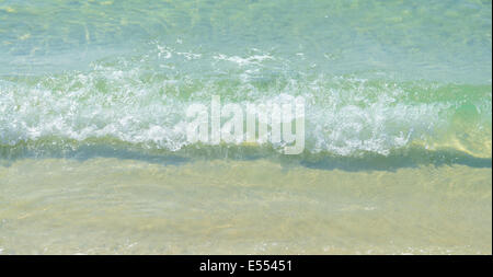 Weiche Welle des Meeres am Sandstrand Stockfoto