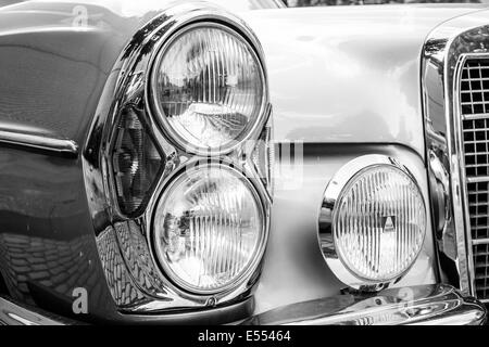 Scheinwerfer des executive Autos Mercedes-Benz 200 (W110). Schwarz und weiß. 27. Oldtimer-Tage Berlin - Brandenburg Stockfoto