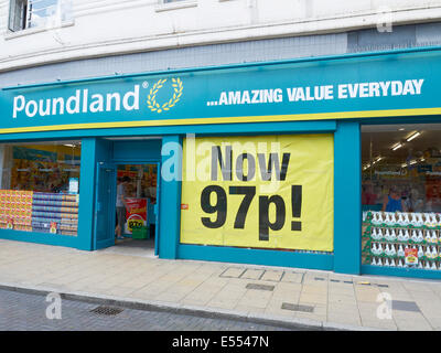 Crewe, Che-Hire, Großbritannien. Juli 2014. Am montagmorgen erschienen im Poundland-Laden riesige Fensterbanner, die den Leuten sagten, dass die Preise auf 97p sinken Stockfoto