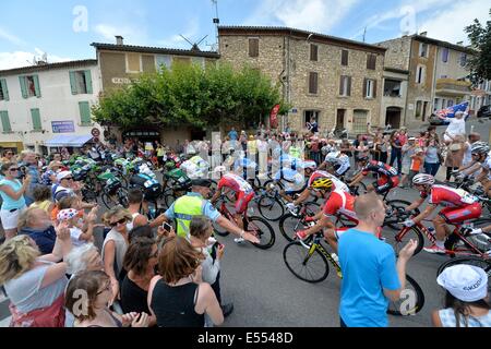 Tallard nach Nimes, Frankreich. 20. Juli 2014. Tour de France Cycling Championships, 15. Etappe. Hauptfeld mit Fans Anhänger Credit: Action Plus Sport Bilder/Alamy Live News Stockfoto