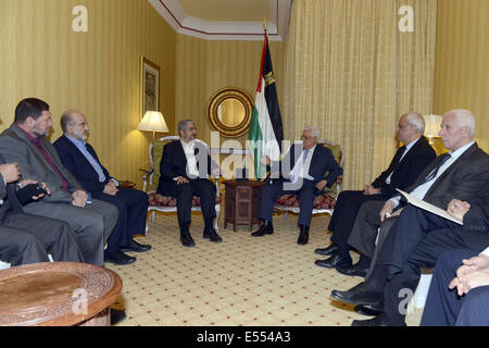 Doha, Doha, Katar. 21. Juli 2014. Palästinensischen Präsidenten Mahmud Abbas treffen mit dem Chef des Politbüros der Hamas, Khaled Meshaal in Doha am 20. Juli 2014. Bildnachweis: ZUMA Press, Inc./Alamy Live-Nachrichten Stockfoto