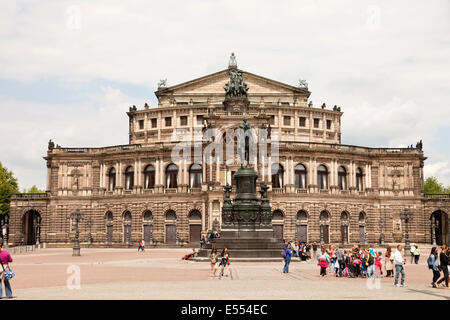 Opernhaus Semperoper und die Statue von König Johann am Theaterplatz in Dresden, Sachsen, Deutschland, Europa Stockfoto