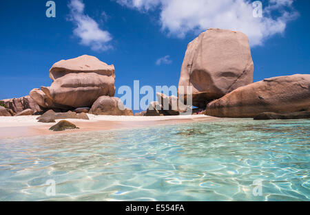 Ungewöhnlichen Felsformationen auf einen herrlichen Strand mit kristallklarem Wasser Stockfoto