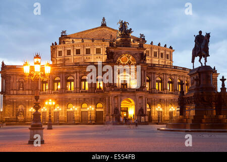 Opernhaus Semperoper und die Statue von König Johann am Theaterplatz in Dresden bei Nacht, Sachsen, Deutschland, Europa Stockfoto