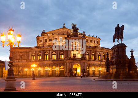 Opernhaus Semperoper und die Statue von König Johann am Theaterplatz in Dresden bei Nacht, Sachsen, Deutschland, Europa Stockfoto